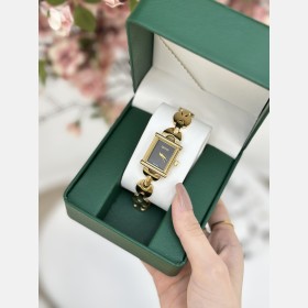 ساعة GUCCI نسائية بتصميم مستطيل ذهبي