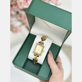 ساعة GUCCI نسائية بتصميم مستطيل ذهبي