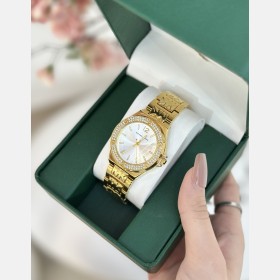 ساعة Michael Kors بتصميم مرصع وقرص لؤلؤي