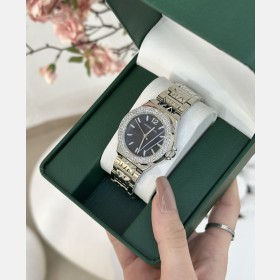 ساعة Michael Kors بتصميم مرصع وقرص لؤلؤي