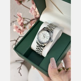ساعة Rolex نسائية بتصميم دائري معدني