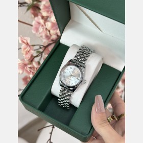 ساعة Rolex نسائية بتصميم دائري أنيق