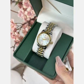ساعة Rolex نسائية بتصميم دائري أنيق