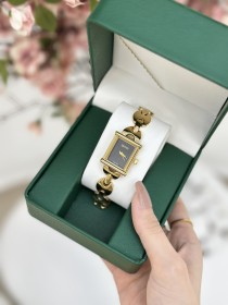 ساعة GUCCI نسائية بتصميم مستطيل ذهبي