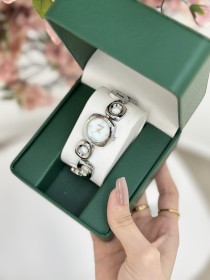 ساعة GUCCI نسائية بتصميم حلقات ذهبية