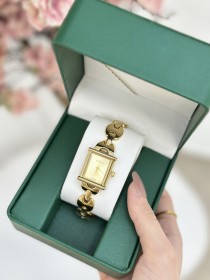 ساعة GUCCI نسائية بتصميم مستطيل ذهبي