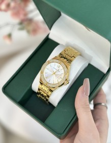 ساعة Michael Kors بتصميم مرصع وقرص لؤلؤي