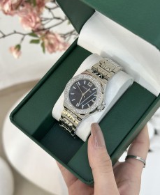 ساعة Michael Kors بتصميم مرصع وقرص لؤلؤي