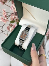 ساعة Rolex نسائية بتصميم مستطيل معدني