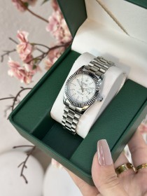ساعة Rolex نسائية بتصميم دائري معدني