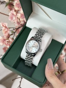 ساعة Rolex نسائية بتصميم دائري أنيق